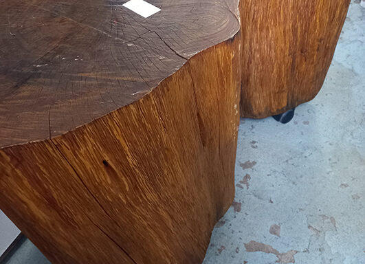 Mesas de canto em tronco de madeira